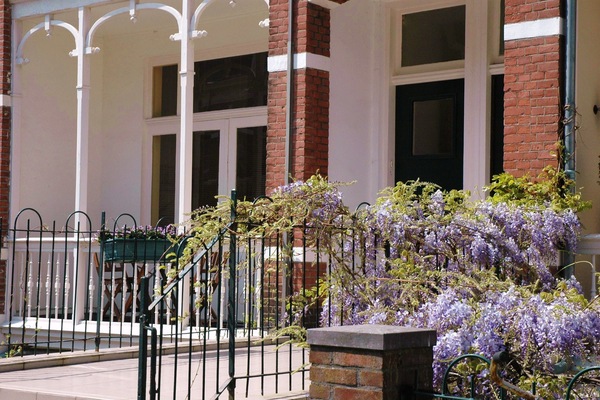 Schöne Wohnung mit vorderen und hinteren Balkonen!