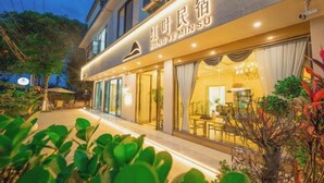 A hotel exterior with a sign reading "HONG YEMINSU". - Hongye Inn (Dujiangyan)