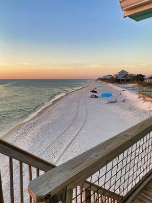 En la playa y camastros 