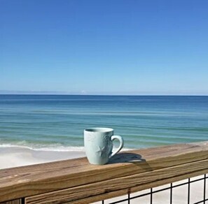 Accommodatie ligt op het strand, ligstoelen