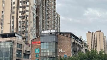 Un edificio de varios pisos con un letrero que indica un comercio en la planta baja.
