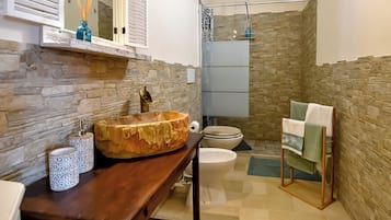 Dusche, Haartrockner, Bidet, Handtücher