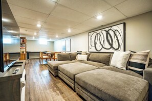 تلفزيون، برامج وأفلام نتفليكس، هولو، خدمات بث