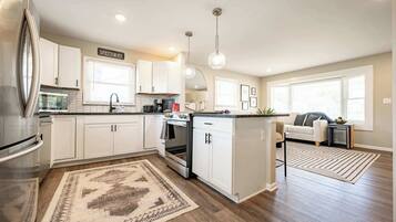 Een koelkast, een magnetron, een oven, een kookplaat