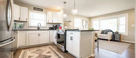 Kylskåp, mikrovågsugn, ugn och spishäll