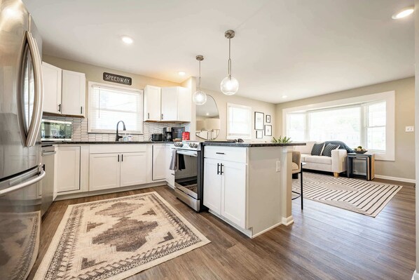 Een koelkast, een magnetron, een oven, een kookplaat