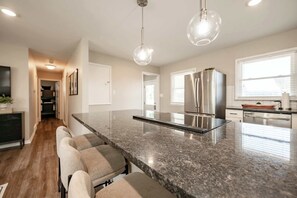 Køleskab, mikrobølgeovn, ovn, kogeplade