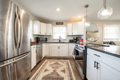 Hot Tub - Fire Pit - Shuffleboard - Walk to Track