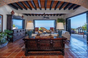 Smart TV, reproductor de DVD, libros y estéreo 