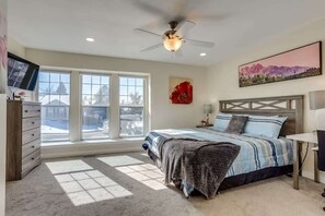 4 bedrooms, desk, iron/ironing board, WiFi - Gameroom and Theater in a breathtaking home (Centennial)