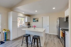 Réfrigérateur, four à micro-ondes, un four, surface de cuisson