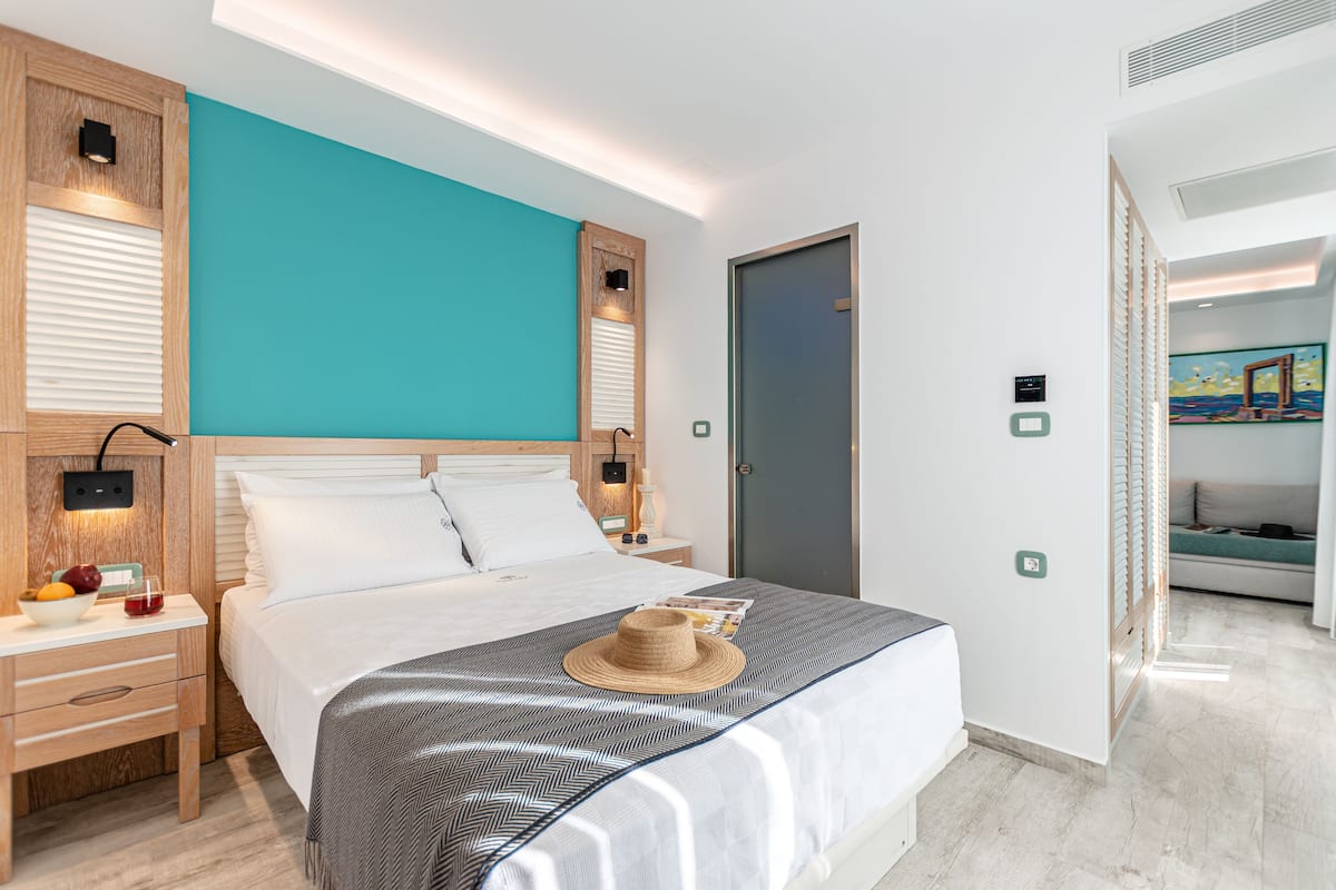 EMERALD SUITE, PANORAMIC SEA AND CITY | 1 ห้องนอน, เครื่องนอนระดับพรีเมียม, ผ้านวมขนเป็ด, มินิบาร์