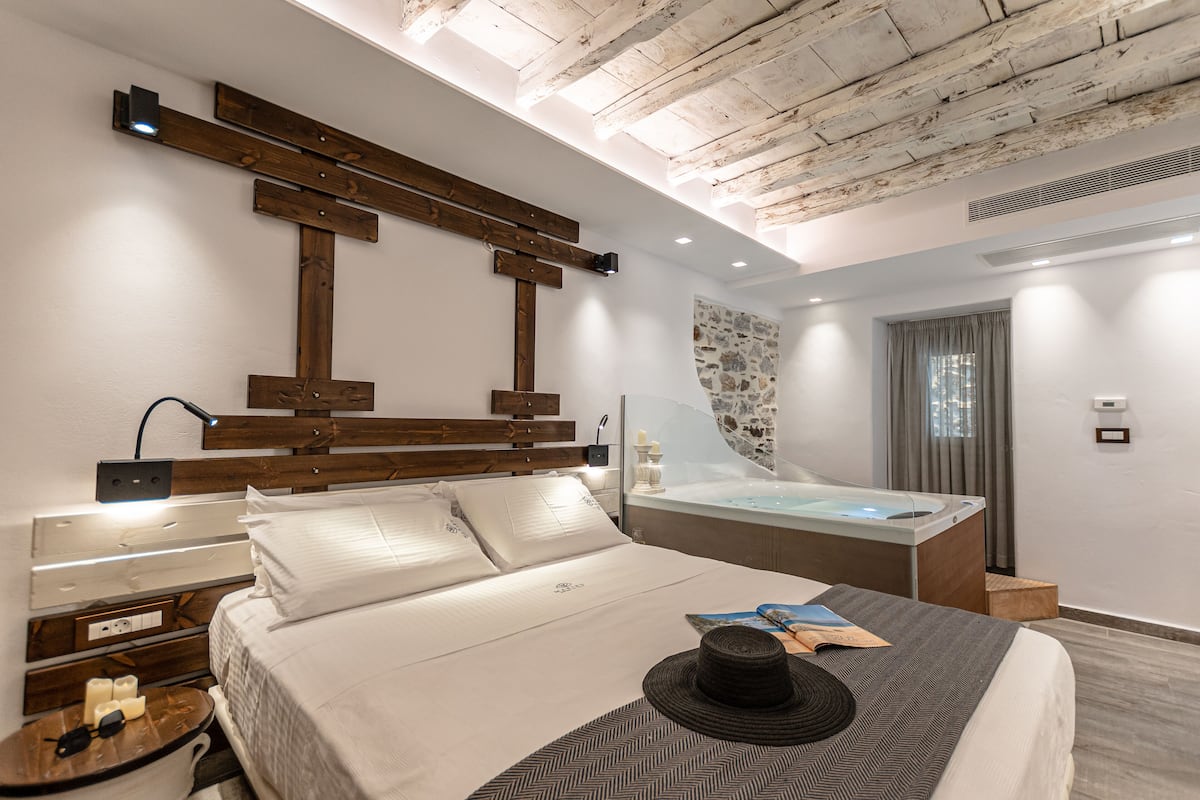 PORTARA SUITE, JACUZZI | 1 ห้องนอน, เครื่องนอนระดับพรีเมียม, ผ้านวมขนเป็ด, มินิบาร์
