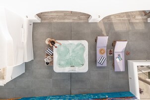 GOLD SUITE, JACUZZI, PARTIAL SEA AND CITY VIEW | 露台