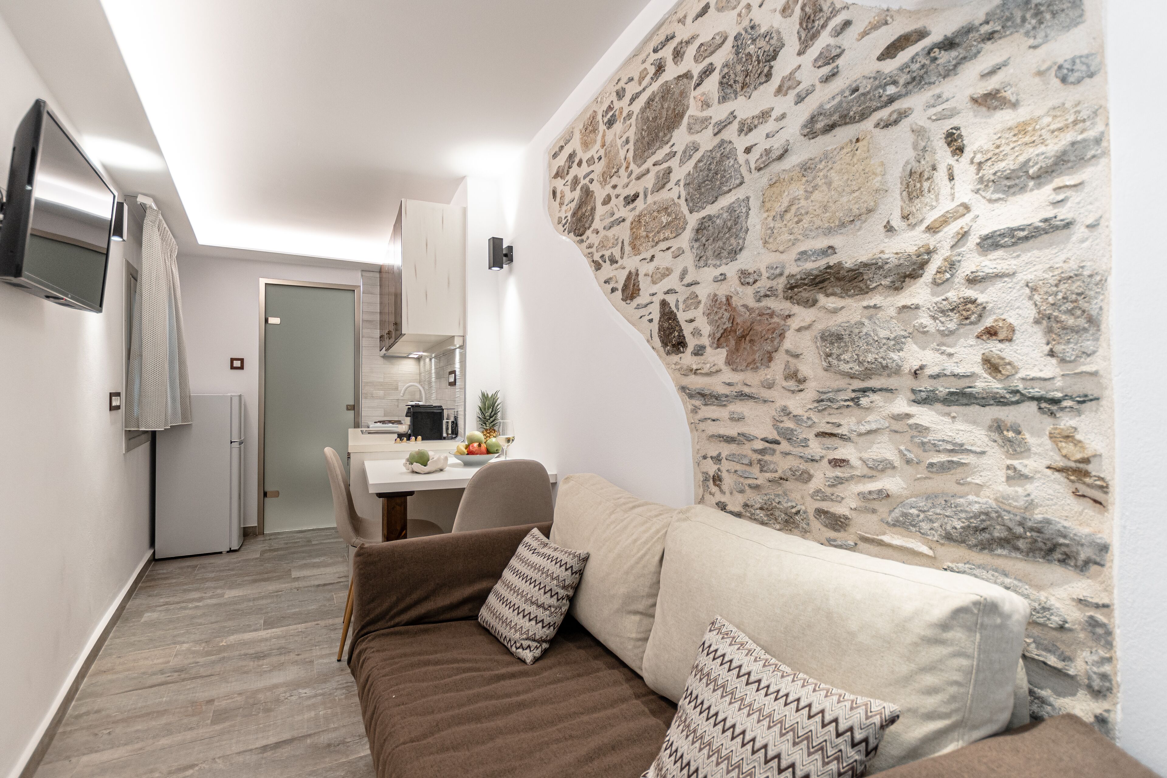 PORTARA SUITE, JACUZZI | Living area