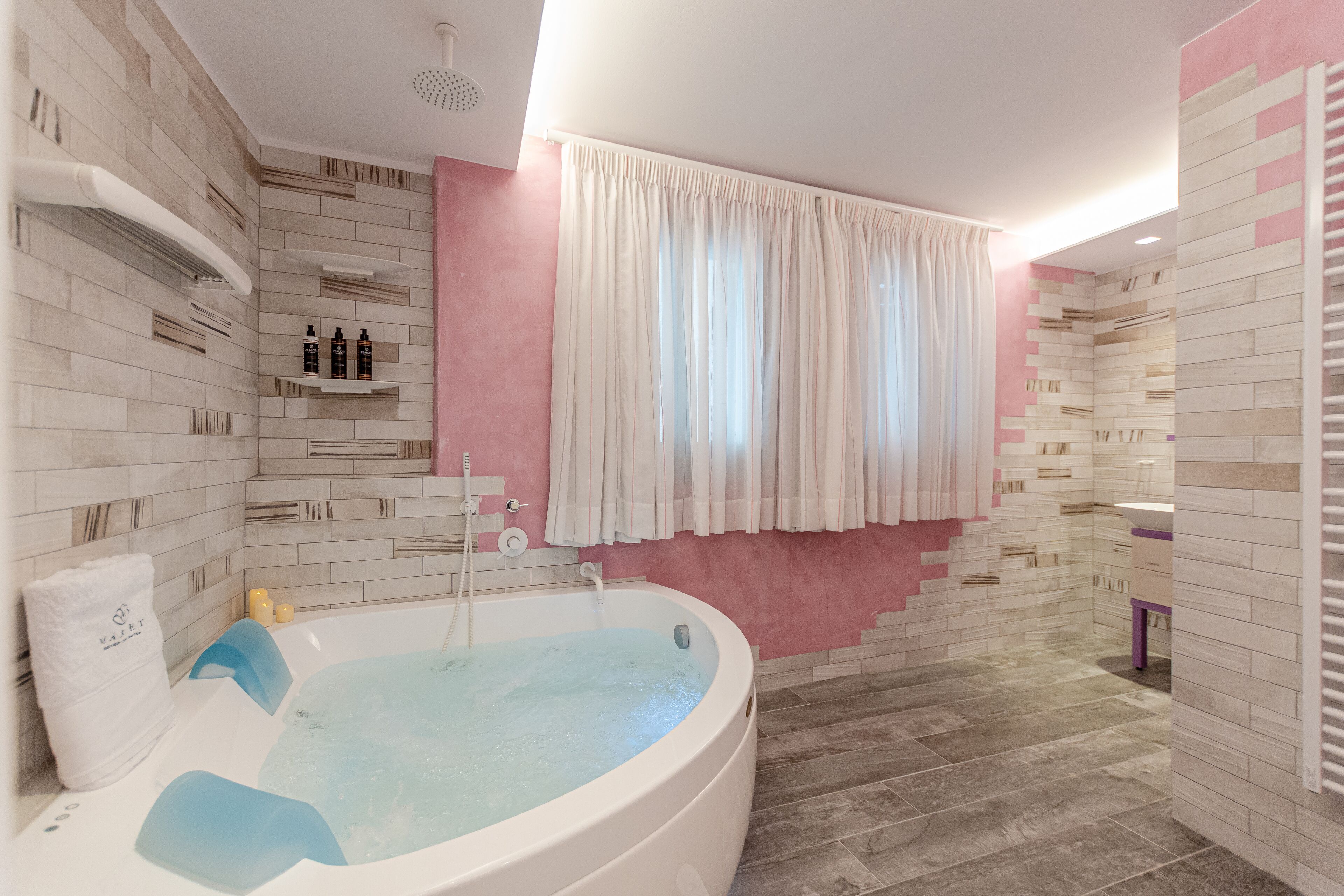 Un baño moderno con una bañera independiente, ducha y tocador con espejo.