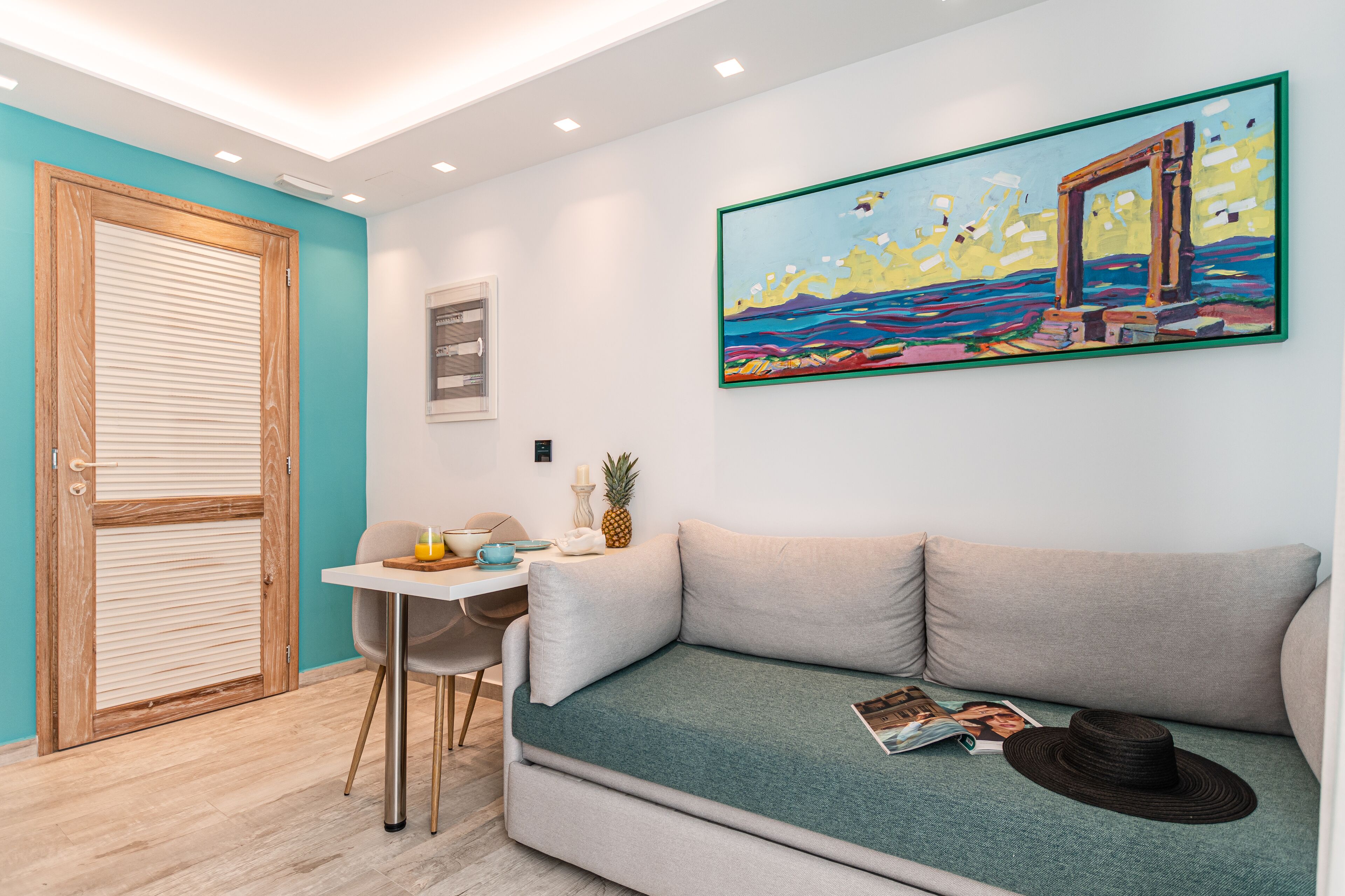 Deluxe suite | Woonruimte | Een 32-inch smart-tv met satellietzenders, televisie en slimme speakers