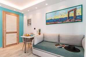 EMERALD SUITE, PANORAMIC SEA AND CITY | Living area | 32-inch Smart TV with satellite channels, TV, smart speakers - Mariet Naxos Elegant Suites (Naxos)