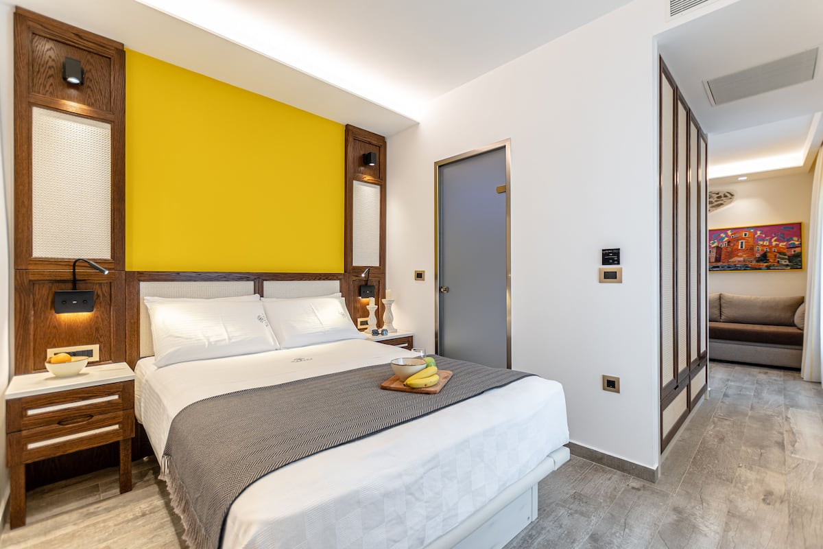 GOLD SUITE, JACUZZI, PARTIAL SEA AND CITY VIEW | 1 ห้องนอน, เครื่องนอนระดับพรีเมียม, ผ้านวมขนเป็ด, มินิบาร์