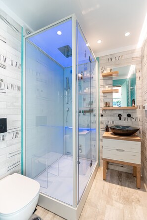 EMERALD SUITE, PANORAMIC SEA AND CITY | Bathroom | Shower, hydromassage showerhead, hair dryer, slippers - Mariet Naxos Elegant Suites (Naxos)