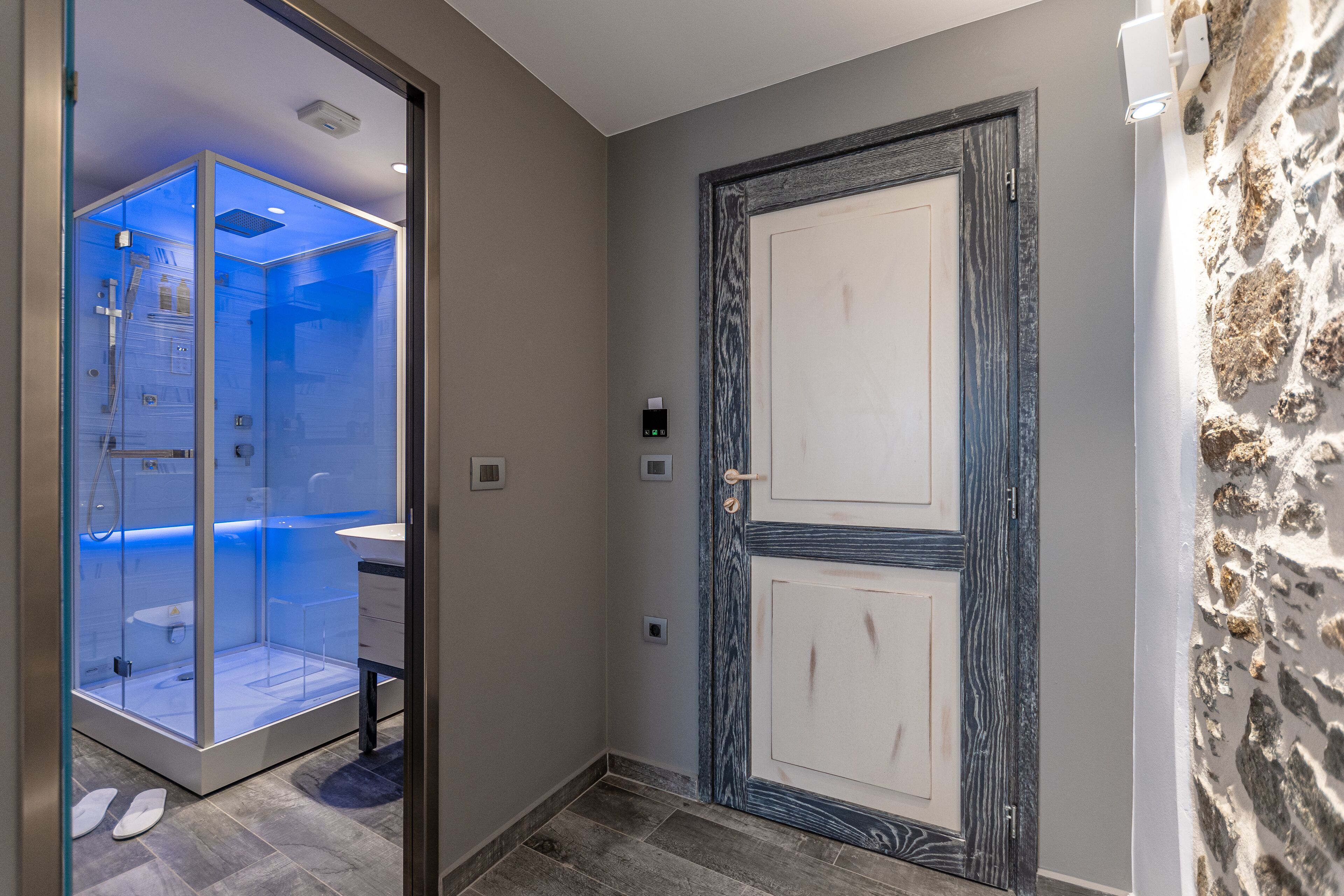 Un baño moderno con cabina de vidrio, ducha y tocador.