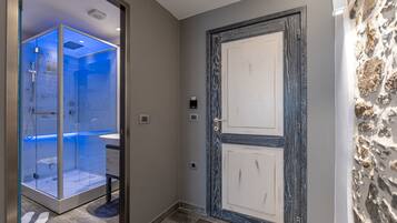 Un baño moderno con cabina de vidrio, ducha y tocador.