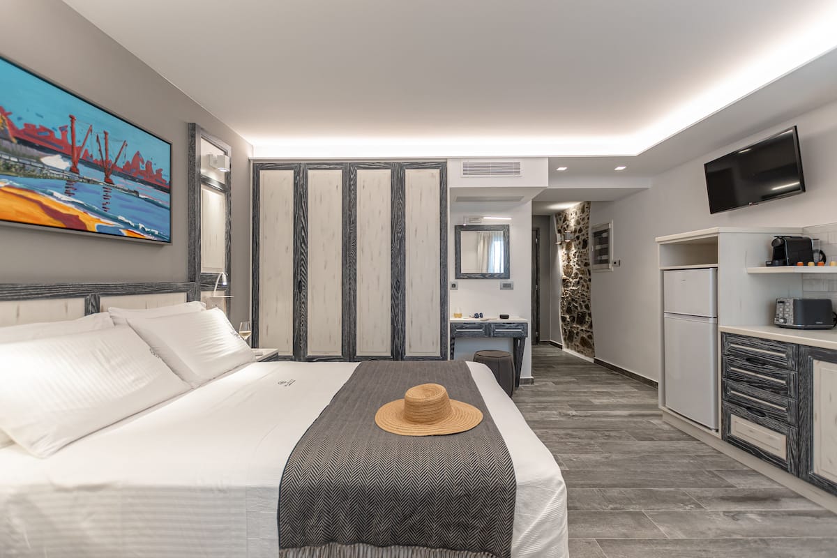 PETRA SUITE, PARTIAL CITY VIEW | 1 bedroom, premium bedding, down duvets, minibar