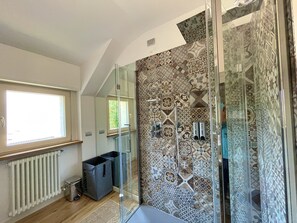 Dusche, Haartrockner, Hausschuhe, Bidet