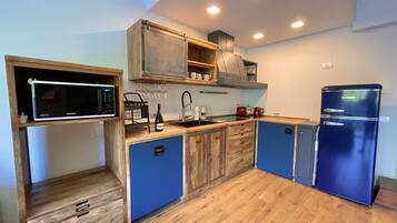 Réfrigérateur, micro-ondes, plaque de cuisson, lave-vaisselle