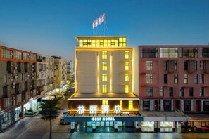 A hotel with a prominent sign, multiple floors, and a clear view of the street in front. - GELI Hotel (Guigang High-speed Railway Station Shenghuogang) (Guigang)