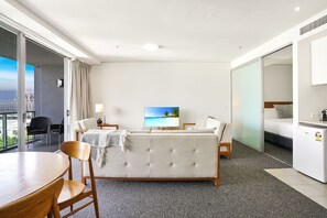 1 habitación, tabla de planchar con plancha y cuna de viaje