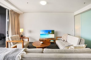 Smart TV - Waterfront Retreat at Harbour Lights – Stylish Apartment with Stunning Views! (Cairns)