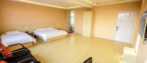 Ein Hotelzimmer mit zwei Betten, einem Schreibtisch und einem Stuhl.
