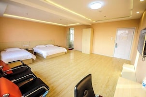 Una habitación de hotel con dos camas, un escritorio y una silla.
