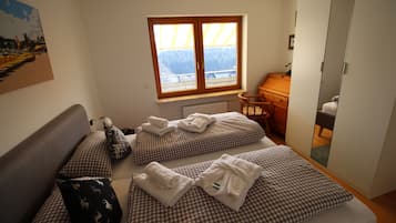 2 Schlafzimmer, Schreibtisch, Bügeleisen/Bügelbrett, Reisekinderbett