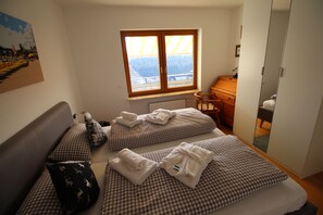 2 Schlafzimmer, Schreibtisch, Bügeleisen/Bügelbrett, Reisekinderbett