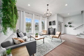 Smart TV, caminetto, tavolo da ping pong, impianto stereo