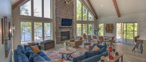 Älytelevisio, takka, pöytätennispöytä, kirjoja