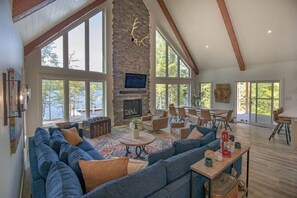 Smart-TV, Kamin, Tischtennisplatte, Bücher