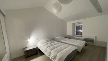 4 chambres, fer et planche à repasser, lit parapluie, Wi-Fi gratuit