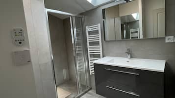 Douche, sĂšche-cheveux, savon, papier toilette