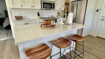 Coffee/tea maker, fridge, microwave, oven