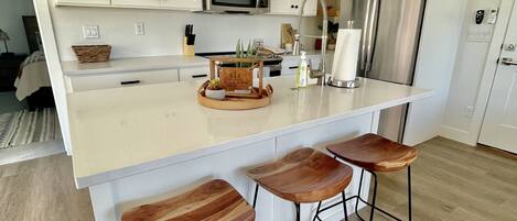 冷蔵庫、電子レンジ、オーブン、コンロ