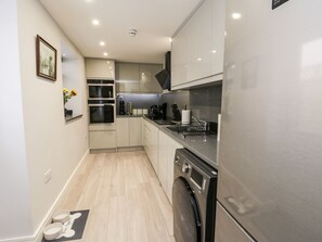 Frigorífico, lavavajillas, hervidor eléctrico y tostadora