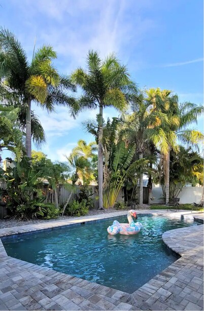 Gorgeous private heated pool house, short drive to the beach!