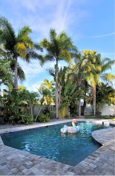 Gorgeous private heated pool house, short drive to the beach!