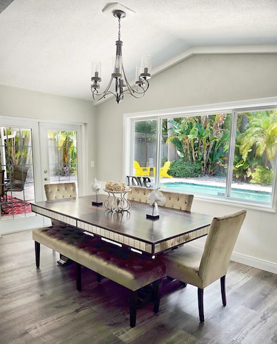 Gorgeous private heated pool house, short drive to the beach!