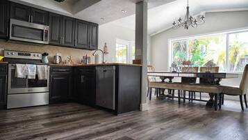 Frigorífic, microones, forn i placa de cuina