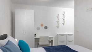 A bedroom with a bed, a desk, and a wardrobe. - Villa Dubravka A (Crikvenica)