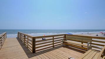 Plage, chaises longues, serviettes de plage
